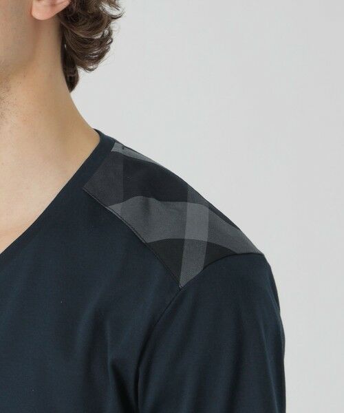 セール】 【一部店舗限定】ショルダーチェックVネックTシャツ