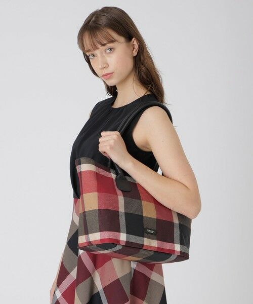 BLUE LABEL / BLACK LABEL CRESTBRIDGE / ブルーレーベル / ブラックレーベル・クレストブリッジ  ショルダーバッグ | クレストブリッジチェックPVCトート | 詳細1