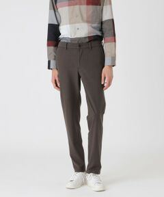 【2WAYストレッチの起毛ツイル素材を使用したイージートラウザーズ】<br /><br />タテヨコにストレッチ性抜群の起毛ツイル素材を使用したトラウザーズ。シャープな印象を持たせる細身のシルエットながらも、ウエスト部分にはゴムシャーリングを施し快適な履き心地。シンプルなデザインの為、コーディネートを選ばず幅広いシーンで着用が可能です。<br /><br />表地にはタテ方向、ヨコ方向それぞれにストレッチ性の高いウール調起毛ツイル素材を使用しています。優れたストレッチ性に加え、あたたかみのあるソフトな素材感が快適な履き心地を演出します。