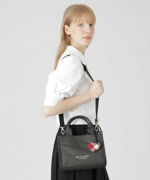 BLUE LABEL / BLACK LABEL CRESTBRIDGE / ブルーレーベル / ブラックレーベル・クレストブリッジ  ショルダーバッグ | ハートチャーム付きミニトート | 詳細1