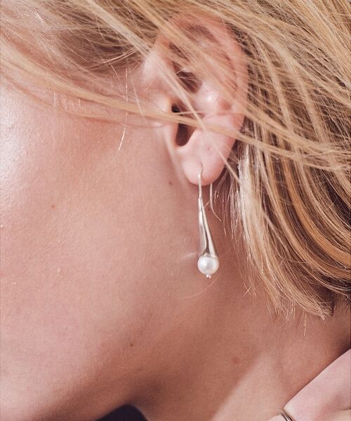 DESIGNWORKS / デザインワークス ピアス・イヤリング | 【TEINTE/タント】CALLA PEARL EARRINGS　パールピアス【（ホワイト）