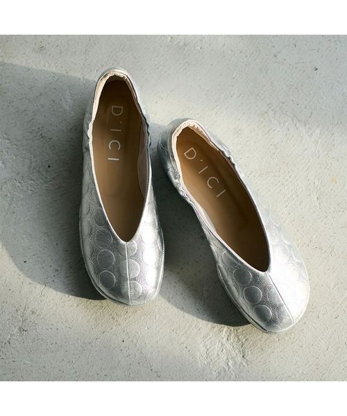 D'ICI / ディッシィ フラットシューズ | Vカットフラットパンプス（シルバーカタオシ）