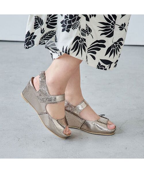 D'ICI / ディッシィ サンダル | アジャスタブルインヒールサンダル（ゴールド）