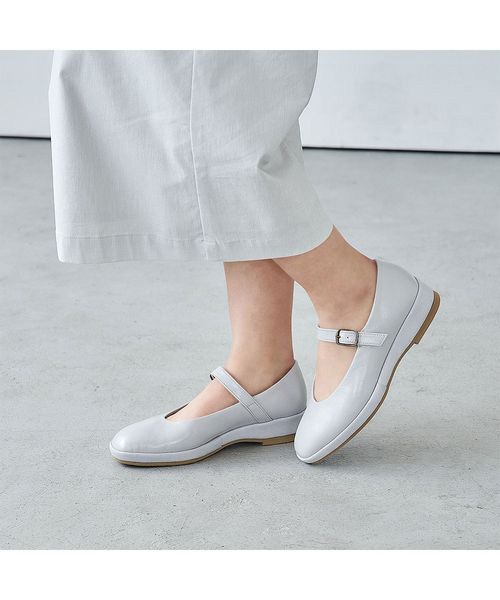 D'ICI / ディッシィ フラットシューズ | ワンストラップローヒールパンプス（ライトグレーエナメル）