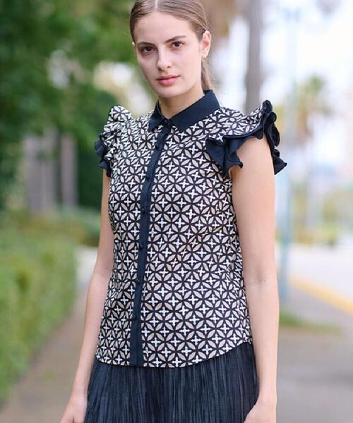 DRESSTERIOR / ドレステリア シャツ・ブラウス | 【大人百花春号掲載 モデル美香さん着用】オーバーラップウィングスリーブブラウス | 詳細1