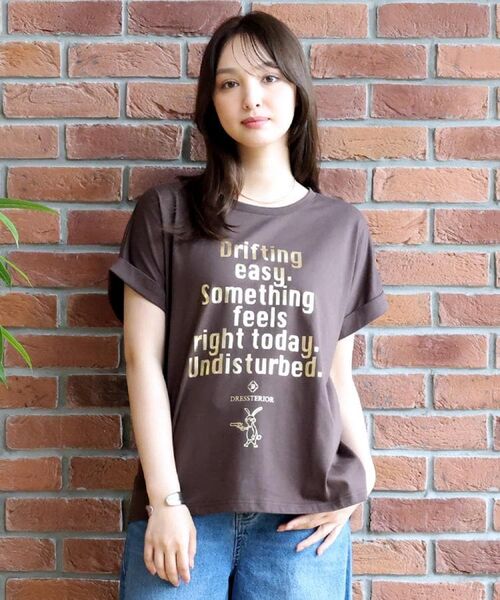 DRESSTERIOR / ドレステリア Tシャツ | 箔プリントドルマンスリーブ Tシャツ（ブラウン(044)）