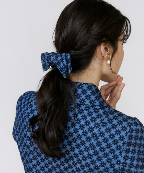 Maglie le cassetto / マーリエ ル カセット ヘアゴム・シュシュ | 《M Maglie le cassetto》フラワー刺繍デニムリボンシュシュ | 詳細2
