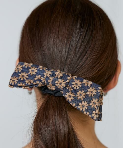 Maglie le cassetto / マーリエ ル カセット ヘアゴム・シュシュ | 《M Maglie le cassetto》フラワー刺繍デニムリボンシュシュ | 詳細8