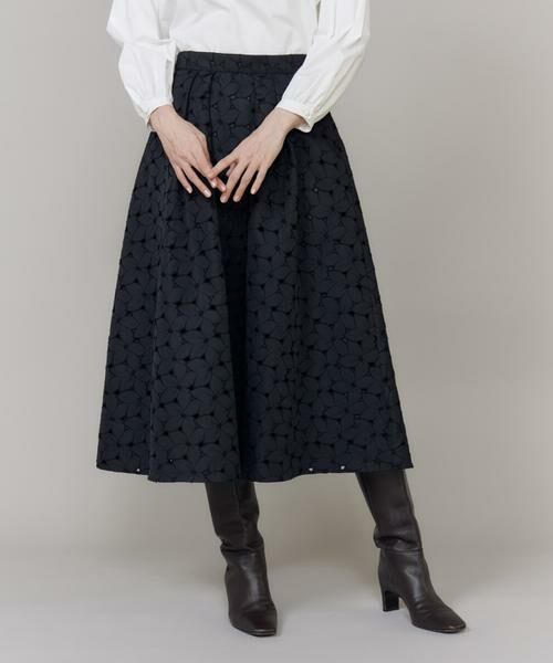 Maglie le cassetto / マーリエ ル カセット ミニ・ひざ丈スカート | 《大きいサイズ》フラワー刺繍タックスカート(ブラック)