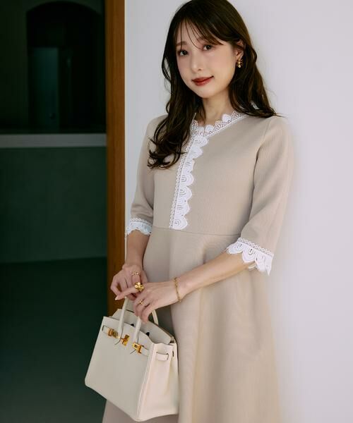 Maglie le cassetto / マーリエ ル カセット ミニ丈・ひざ丈ワンピース | 《M Maglie le cassetto×冨張愛》愛されクラシカル“Lace”ニットワンピース（ベージュ2）