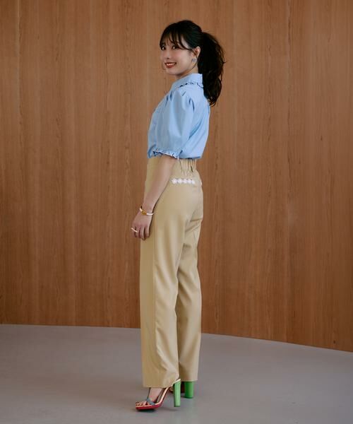 Maglie le cassetto / マーリエ ル カセット シャツ・ブラウス | 《M Maglie le cassetto×冨張愛》華やかフリルカラーロゴ刺繍ブラウス | 詳細4