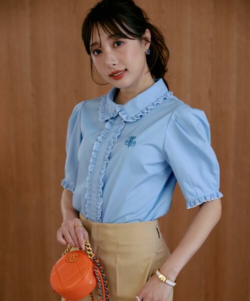 Maglie le cassetto / マーリエ ル カセット シャツ・ブラウス | 《M Maglie le cassetto×冨張愛》華やかフリルカラーロゴ刺繍ブラウス（サックス3）