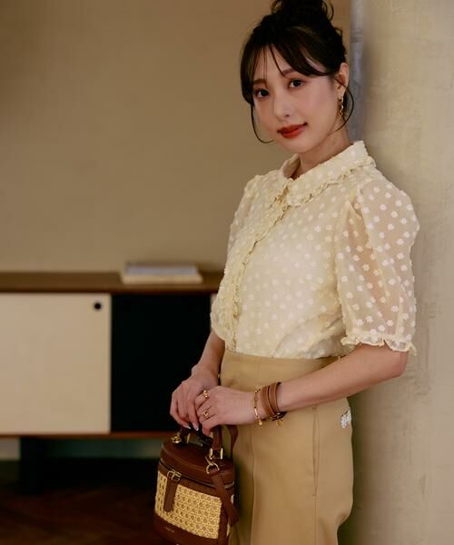 Maglie le cassetto / マーリエ ル カセット シャツ・ブラウス | 《大きいサイズ》華やぎフリルカラードットジャガードブラウス《M Maglie le cassetto×冨張愛》（オフホワイト1）