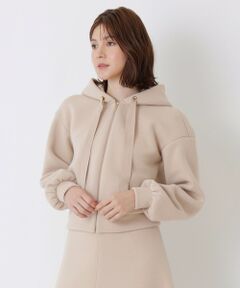 <br /><br />【LA MAGLIA IN CASA】<br>リラックスした空間でも上質なニットに身を包み、時を大切にする・・・大人の女性のためのニットコレクション“ラ・マリア・イン・カーサ”。<br><br>【素材】<br>綿コーマ糸とポリエステルのウーリー糸を使用しています。ダンボール専用機で編み立てることで、ソフトで膨らみのある編地に仕上げています。<br><br>【デザイン】<br>ダンボールニットの特徴的なフォルムが美しいジップパーカーです。ドロップショルダーで、全体的に丸みのあるシルエットがフェミニンな印象に。幅のあるリボンテープと、EPOCAらしいゴールドのパーツがデザインアクセントになっています。ほどよい生地の厚みで、軽いアウターとしても活躍します。しなやかな肌触りで着心地の良さも叶えます。同素材のスカート（品番：M5S24868）とのセットアップでの着用もおすすめです。<br>ご自宅で手洗い可能です。洗濯表示に従ってお手入れしてください。<br /><br />透け感：なし<br>裏地：なし<br>伸縮性：あり<br>生地の厚さ：やや厚い<br>おすすめ着用期間：秋、冬<br /><br /><br><br>※この商品はサンプルでの撮影を行っています。<br>実際の商品とイメージ、仕様が異なる場合がございます。<br><br>モデルサイズ:H168 B75 W60 H87 着用サイズ:40