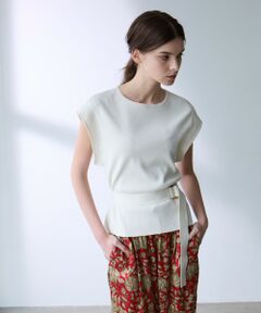 <br /><br />【素材】<br>和紙を原料とし、極めて細くカットした紙糸にポリエステルを交燃させたハイブリッドペーパーヤーンです。<br />紙が持つ軽さ、通気性、さらりとしたドライタッチが特徴の暑い季節にぴったりな清涼感のあるニット素材です。<br><br>【デザイン】<br>ベルトをアクセントにしたフレンチスリーブニットです。袖にはツィードのような立体的な柄の編地を使用し変化を加えました。ベルトは取り外し可能です。同素材のニットジレ（品番：M5N36557）とのアンサンブル、フレアスカート（品番：M5S32557）とのセットアップでの着用もおすすめです。<br>ご自宅で手洗い可能です。洗濯表示に従ってお手入れしてください。<br /><br />透け感：なし<br>伸縮性：あり<br>生地の厚さ：普通<br>おすすめ着用期間：春、夏<br /><br />※この商品はサンプルでの撮影を行っています。<br>実際の商品とイメージ、仕様が異なる場合がございます。