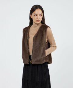<br /><br />【素材】<br>ECOPEL社が手掛けるエコファーです。毛先にプリントを施すことで、天然ファーのような深みとリアルな表情を再現しています。また、繊維くずや回収した服を化学的にリサイクルして作られた繊維由来原料100％の再生ポリエステル原料を使用した、サステナブルな素材でもあります。<br><br>【デザイン】<br>本物のような高級感が魅力のVネックのファージレです。腕周りにゆとりがあるため、厚手のニットやコートの上からも快適に着用できます。普段のコーディネートに取り入れるだけでこなれ感を演出できる便利なアイテムです。<br /><br />透け感：なし<br>伸縮性：なし<br>生地の厚さ：厚い<br>おすすめ着用期間：秋、冬<br /><br />※この商品はサンプルでの撮影を行っています。<br>実際の商品とイメージ、仕様が異なる場合がございます。