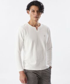 <br /><br />【EPOCA UOMO 2025年秋冬アイテム】<br><br>艶やかな光沢で色気漂うキーネックロングスリーブカットソー<br><br>【素材】<br>上品な表面感、しっかりとしたキックバックが特徴のベロアジャージー生地を使用。<br><br>【デザイン】<br>裾、袖、アームホールにデザインステッチをいれてポイントにし、胸にユリクリスタル、アームホール（脇部分）には消臭テープを使用。<br><br>【コーディネート】<br>単体ではもちろん、ジャケットのインナー合わせにも大活躍でおすすめ。<br /><br />※この商品はサンプルでの撮影を行っています。実際の商品とイメージ、サイズ、品質表示、原産国等が異なる場合がございます。