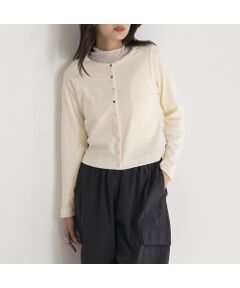 <b>シンプルなデザインにベロアの光沢が映える一枚</b><br><br>■Design/Styling■<br>スッキリとしたクロップド丈が女性らしい印象のコットンカーディガン。コットンをベースに編み上げたベロア素材。柔らかく膨らみのあるタッチで天然素材ならではの高級感のある光沢が魅力です。<br><br>・フロントに連ねた小さなスナップボタンでキュートなアクセントをプラス<br>・コンパクトな着丈とシルエットですが程よくゆとりのあるサイズ感<br>・羽織りとしてはもちろん、ボタンをとめてプルオーバーの様にも着用OK<br>・パンツにはもちろん、ワンピースやロングスカートとも好相性<br><br>■Color：オフホワイト、ブラック<br><br>■商品特性■<br>素材の厚さ：普通<br>素材の透け感：なし<br>素材の光沢：あり<br>素材の収縮性：なし<br>裏地：なし<br><br>※モデル身長:164cm　着用サイズ:38<br><br>■Staff Review■<br>・スタッフA<br>身長：158㎝　体型：普通　普段の着用サイズ/38<br>羽織りとしてはもちろん、ボタンを留めてプルオーバーのように着用すると今年らしいスタイリングが決まります。一つあると、秋冬のさまざまなスタイリングで活躍してくれます。<br><br><br><br><font color='#626063'><b>■EUCLAID■<br>身に纏うだけでバランスのいい凜とした女性に。<br>この服だからこそ、今日の心地がいい。</b></font><br><br>※屋外での撮影画像は、光の当たり具合で色味が違って見える場合がございます。 商品の色はスタジオ撮影の画像をご参照ください。<br><br>※お客様のお使いのスマホやPCのモニター環境などにより、色味が違って見える場合がございますので、予めご了承の上ご注文下さい。<BR>