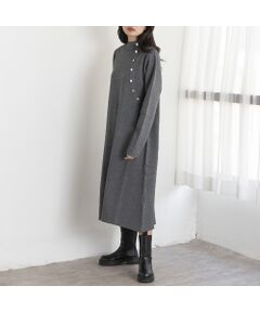 <b>スタイリッシュな着こなしを叶えるハイネックニットワンピ</b><br><br>■Design/Styling■<br>ミラノリブのソフトな肌触りが嬉しいニットワンピース。<br>適度に厚みがあり、ゆとりを持たせたシルエットのため安心感のある着心地です。<br>コーデに迷わない、楽して決まる優秀アイテムです。<br><br>・ハイネックや斜めに入れたボタン使いがこなれ感を演出<br>・ゆとりのある身幅と、すとんと落ちるフレアシルエットが今の気分にぴったり<br>・適度にハリがあり、一枚でシルエットが完成する便利なアイテム<br>・程よい膝下丈なのでロングブーツとも相性良い<br><br>■Color：ベージュ、チャコールグレー、ブラック<br><br>■商品特性■<br>素材の厚さ：厚手<br>素材の透け感：なし<br>素材の光沢：なし<br>素材の収縮性：あり<br>裏地：なし<br><br>※モデル身長:164cm　着用サイズ:38<br><br>■Staff Review■<br>・スタッフA<br>身長：158㎝　体型：普通　普段の着用サイズ/38<br>定番のブーツ合わせはもちろん、キャップ＆スニーカーなどのボーイッシュなスタイリングもおすすめ。<br>トレンドのジレを羽織ったり、ボリュームストールやベルトマークでシルエットを作るのも◎<br><br><br><br><font color='#626063'><b>■EUCLAID■<br>身に纏うだけでバランスのいい凜とした女性に。<br>この服だからこそ、今日の心地がいい。</b></font><br><br>※屋外での撮影画像は、光の当たり具合で色味が違って見える場合がございます。 商品の色はスタジオ撮影の画像をご参照ください。<br><br>※お客様のお使いのスマホやPCのモニター環境などにより、色味が違って見える場合がございますので、予めご了承の上ご注文下さい。<BR>