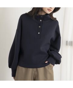 <b>シンプルなのにお洒落見えするデザインが魅力</b><br><br>■Design/Styling■<br>トレンドのハーフスナップデザインが目を惹くプルオーバーが登場！<br>柔らかな着心地と襟のデザインにこだわったスウェットプルオーバーです。<br><br>・衿元のスナップボタンがコーデの幅を広げるポイント<br>・メタルのスナップボタンでモード感のあるデザイン<br>・軽やか＆なめらかな肌触りのカットソー素材で着心地抜群<br>・たっぷりとしたボリューム袖で女性らしい印象に<br><br>■Color：ネイビー、ライトベージュ<br><br>■商品特性■<br>素材の厚さ：普通<br>素材の透け感：なし<br>素材の光沢：なし<br>素材の収縮性：あり<br>裏地：なし<br><br>※モデル身長:164cm　着用サイズ:38<br><br>■Staff Review■<br>・スタッフA<br>身長：158㎝　体型：普通　普段の着用サイズ/38<br>ドロップショルダーとワイドシルエットがこなれ感のあるデザイン。ゆったりしたサイズ感で楽に着用できます。ハリのあるダンボール素材はカジュアルになりすぎず、高見えします。クロップド丈で嬉しいスタイルアップ効果も。ボリュームのあるボトムと合わせてバランスよく着こなすのがおすすめです。<br><br><br><br><font color='#626063'><b>■EUCLAID■<br>身に纏うだけでバランスのいい凜とした女性に。<br>この服だからこそ、今日の心地がいい。</b></font><br><br>※屋外での撮影画像は、光の当たり具合で色味が違って見える場合がございます。 商品の色はスタジオ撮影の画像をご参照ください。<br><br>※お客様のお使いのスマホやPCのモニター環境などにより、色味が違って見える場合がございますので、予めご了承の上ご注文下さい。<BR>