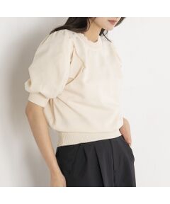 <b>【her EUCLAID】<br>女性らしいパフスリーブが印象的なニットトップス</b><br><br>■Design/Styling■<br>程よいパフスリーブと短めな着丈とのバランスが、シンプルなスタイリングをアップデートしてくれるニット。<br>首まわりはクルーネックですっきりした清潔感のある印象に仕上げました。<br>EUCLAIDで毎回大人気のモチモチ感のある編み地が、品のある女性らしさを演出。<br>二の腕もすっぽり隠れる袖丈で、気になる部分をカバーしてくれるのも嬉しいポイントです。<br>短めの着丈はパンツにもスカートにも合わせやすく、アウトスタイルでもメリハリのある印象に。<br><br>■Color：ライトベージュ、グレー、ブラック<br><br>■商品特性■<br>素材の厚さ：普通<br>素材の透け感：なし<br>素材の光沢：なし<br>素材の収縮性：あり<br>裏地：なし<br><br>※モデル身長:164cm　着用サイズ:38<br><br>■Staff Review■<br>・スタッフA<br>身長：158㎝　体型：普通　普段の着用サイズ/38<br>女性らしさのあるコンパクトなデザインで、適度にフィットするサイズ感。立体的なパフスリーブで二の腕もすっきりと隠してくれます。ジャンスカやキャミワンピのインナーとしても着用したいです。<br><br><br><br><font color='#626063'><b>■EUCLAID■<br>身に纏うだけでバランスのいい凜とした女性に。<br>この服だからこそ、今日の心地がいい。</b></font><br><br>※屋外での撮影画像は、光の当たり具合で色味が違って見える場合がございます。 商品の色はスタジオ撮影の画像をご参照ください。<br><br>※お客様のお使いのスマホやPCのモニター環境などにより、色味が違って見える場合がございますので、予めご了承の上ご注文下さい。<BR>