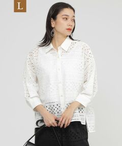【L】【カタログ掲載品】【ウォッシャブル】タイルエンブロイダリーブラウス<br /><br />こちらはラージサイズです。<br /><br />軽く羽織れるショート丈のブラウス。後ろは少し長めなので、安心感もある万能アイテムです。後ろの方へボリュームが広がるように、タックの方向や分量を工夫した袖がポイントです。柄部分が透けるので、インナーで色を合わせていただくコーディネートもおすすめです。<br /><br />【素材】<br />薄い綿ローンに、総刺繍を施した意匠素材。シーズンテーマである『シチリア』のタイルをイメージした幾何柄をボーダ調に刺繍しました。<br /><br />(春夏展開商材)