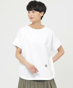 【ウォッシャブル】タイガーパッチTシャツ<br /><br />アイコンのタイガーパッチを施したワンポイントＴシャツ。<br />着る人やスタイリングを選ばないよう、アイコンは裾に配しました。<br />スッキリとしたボートネック、切り替えスリーブ、ゆるやかなラウンドの裾で、シンプルながらも<br />着映えるシルエットがこだわりです。<br />どんなボトムにも合わせやすく、無地T感覚で着れる、EVEX by KRIZIAのニューベーシックアイテム。<br />					<br />【素材】					<br />50番手の双糸で編み立てた綿天竺素材。適度な肉感があるので白でも透け感が気になりにくい素材です。<br />カジュアルすぎないきれいな目面、柔らかな肌触り、軽やかな風合いが特徴です。<br /><br />（春夏展開商材）