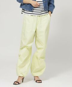 【はっ水】【ウォッシャブル】ライトタフタパラシュートパンツ<br /><br />コーディネートをアップデートするトレンドのパラシュートパンツ。裾のシャーリングでフォルムと丈バランスの調整が可能です。<br /><br />【素材】<br />コットンライクな風合いのタフタ素材です。春にピッタリな質感のﾎﾟﾘｴｽﾃﾙ素材で、適度な張り感と軽さが特徴です。ポリエステル100%なのでしわになりにくいのも嬉しいポイント。はっ水機能付きで突然の雨でも安心。<br /><br />（春夏展開商材）<br /><br />