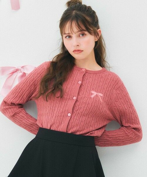 Feroux / フェルゥ カーディガン・ボレロ | ケーブル編み×リボン刺繍 ニット カーディガン（ピンク系）