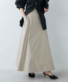 <b>レザー&times;フレアの程よい女性らしさが魅力のロングスカート</b><br /><br /><br />●軽く薄めの素材を使用することで、美しいフレアラインに仕上がったスカート。<br />●後ろはゴム仕様でイージーな着用感。<br />●エレガントで上品なベージュ、定番ながらもモードな印象のブラック。<br />●重ためニットやアウターとも相性が良く、シーズンらしいスタイリングに。<br /><br />※サンプルで撮影しております。<br />　実際にお届けの商品はもう少し光沢感がございます。<br />　あらかじめご了承ください。<br /><br />■洗濯：手洗い可<br />■透け感：なし<br />■裏地：なし<br /><br /><br />※画像の商品はサンプルです。<br />　実際の商品と仕様、加工などが若干異なる場合があります。<br />　また、生産過程上の都合により、洗濯表記や混率、サイズスペック等が<br />　多少変更になる可能性がございます。<br />　予めご了承ください。<br /><br />※トップの画像は、光の具合で色味が違って見える場合があります。<br />　商品の色味は、スタジオ撮影の画像をご参照ください。<br />&nbsp;<BR>