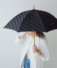 <strong>表情のあるジャガードが大人なアンブレラ</strong><br /><br /><br />●播州織と呼ばれるジャガードを使用した日傘。<br />●裁断・加工・縫製と国内の職人さんにより丁寧に仕上げられた逸品。<br />●ハンドル部分には天然の寒竹を使用し、女性らしいナチュラルなデザインに。<br />●表側はUV・撥水加工、内側は防水加工(アクリル樹脂コーティング)を施しており、急な小雨にも対応。<br />●長く愛用のできるタイムレスなアイテム。<br /><br />※生地に撥水加工はされておりますが、完全な防水ではありませんので<br />　大雨の際の使用はお避け下さい。<br /><br /><br />【2.718】 - ニーテンナナイチハチ -<br />ネイピア数を意味する数字から由来。<br />洗練された美しさ<br />シーンによってスタイリングに広がりを持たせ<br />手にする方の様々な可能性を込めたアイテムをラインアップ。<br /><br /><br />※画像の商品はサンプルです。<br />実際の商品と仕様、加工などが若干異なる場合があります。<br />また、生産過程上の都合により、洗濯表記や混率、サイズスペック等が多少変更になる可能性がございます。<br />予めご了承ください。<br /><br />※トップの画像は、光の具合で色味が違って見える場合があります。<BR>