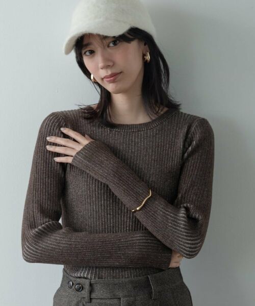 女性の美しいシルエットに、サムホールがさりげなく可愛いニット