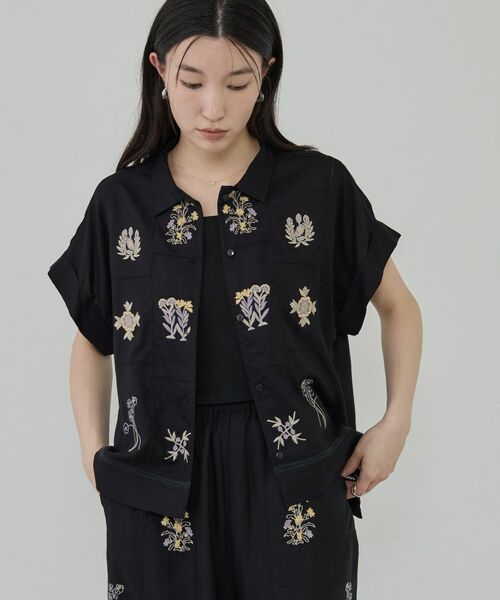 GALLEST / ギャレスト シャツ・ブラウス | アート刺繍半袖シャツ【セットアップ可能】（ブラック(019)）