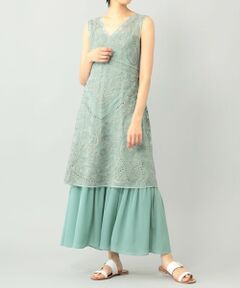 <div>チュール刺繍の華やかなロングワンピース。</div><div>レイヤード仕様ですが、一枚での着用もできるアレンジ自在なデザイン。<br>ロング丈のボリューム感はそのままに、すっきりとした深めのVネックとノースリーブ型で、夏らしい涼し気な一枚に仕上げました。<br>ウエストには後ろで結ぶリボンを添えた、女性らしいフィット&フレアシルエット。<br>この一枚でお洒落を纏える、夏にぴったりなお品です。</div>