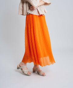<div>2種類のプリーツを組み合わせてお作りした、鮮度感の高いロングスカート。</div><div>ふわっと広がる新鮮なシルエットが可愛い一枚です。<br>シーズンムードを引き立てる透け感のあるジャージ素材を使用｡<br>清涼感たっぷりなホワイトとビタミンカラーが目を惹くビビッドオレンジ、これからの季節にぴったりなカラーバリエーションをご用意しました。<br>着こなし次第でカジュアルにもエレガントにもコーディネートしていただける一品です。</div><br><br>&nbsp;※こちらの商品はサンプル品を撮影しております。実際の商品と仕様、加工、サイズが若干異なる場合がございます。予めご了承下さいませ。