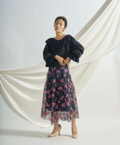 <div>インポートならではの美しい素材を活かした、フェミニン薫るスカート。</div><div>トルコ“Broche”（ブロチェ）社の柔らかく繊細なチュール刺繍生地を、ふんわり可愛いティアードシルエットで表現した女性らしい一枚です。</div><div>裾のスカラップやインナーと着丈差を設けたシアーな透け感がより一層色香を纏い、大人の女性らしいエレガントな仕上がりです。</div><div>お手持ちのニットやカットソー合わせはもちろんの事、お揃いのブラウスを合わせれば特別な日のお出かけにもおすすめです。</div><div><br></div><div>セットアップで着用できるチュール刺繍ペプラムトップス【品番：0122141135】のご用意もざいます。</div>