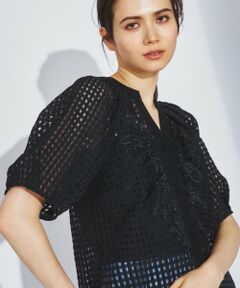 <div>チェックシアー素材でお作りした、清涼感溢れる夏トップス。<br>コード刺繍を施した華やかな表情が、ロマンティックなムードを高めます。<br>体から離れる開放感のある着心地で、汗ばむ季節にも快適。<br>お洋服選びに悩まず使えるベーシックカラーをご用意しました。<br><br><br><br><br></div><br>※こちらのモデル着用画像はサンプル品を撮影しております。実際の商品と色、仕様、加工、サイズが若干異なる場合がございます。予めご了承下さいませ。