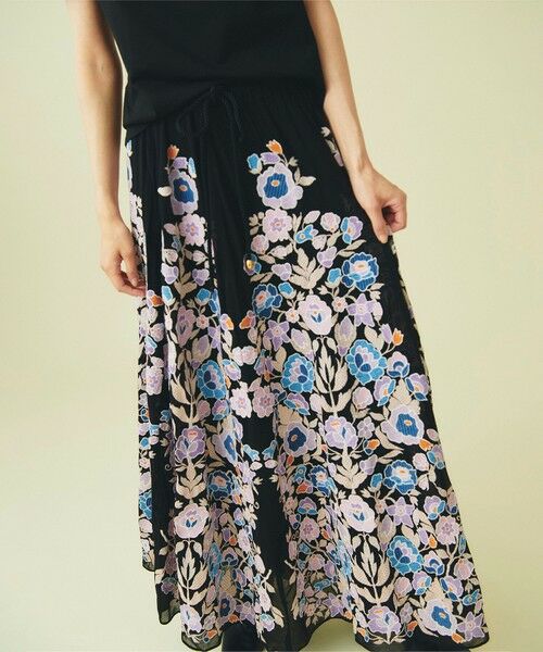 グレースコンチネンタル マルチフラワー刺繍スカート
