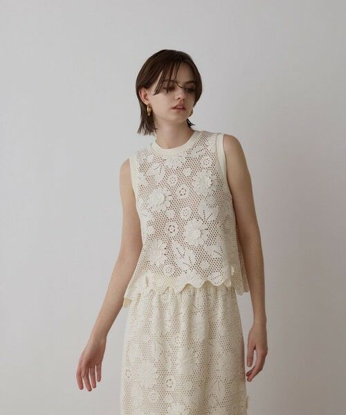 GRACE CONTINENTAL/グレースコンチネンタル クロシュ刺繍トップ ホワイト 36 GRACE CONTINENTAL/グレースコンチネンタル クロシュ刺繍トップ ホワイト 36