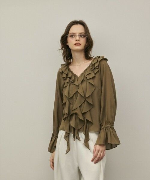 GRACE CONTINENTAL / グレースコンチネンタル シャツ・ブラウス | フリルブラウス（カーキ）