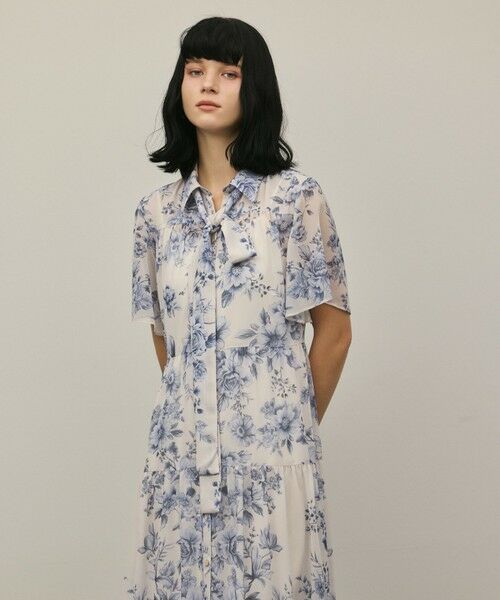 GRACE CONTINENTAL / グレースコンチネンタル ミニ丈・ひざ丈ワンピース | 【スタイリスト木津明子さんインスタライブ紹介】フラワープリントシャツフレアワンピース（ブルー）