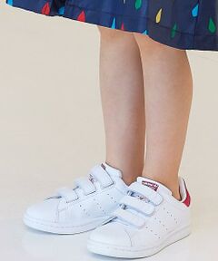 ADIDAS(アディダス)より、大人気の STANSMITHが入荷しました。<br>レザーアッパーの快適な開閉部、柔らかいテリークロスと合成皮革のライニング、<br>そして通気性のよいオルソライトのソックライナーを備えています。<br>お馴染みのパンチング加工のスリーストライプスとスタンスミスのタンロゴも健在！<br>爽やかなブルーのカラーリングは、合わせやすさ抜群♪<br>プレゼントにも喜ばれそうな１品です☆<br><br>■12cm～13cm、14cm～16cmの展開もございます。<br>■ STANSMITHシリーズでスリッポン(STANSMITH360I)とレースアップ(STANSMITHCRIB)もご用意しております。<br><br>店舗にお問い合わせの際は、全国のグリーンレーベル リラクシング各店まで下記の品番をお申し付け下さい。<br>品番:3831-499-0669