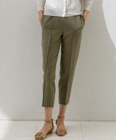 <p><span style="color: rgb(51, 153, 51);"><strong>◆着まわし力抜群の“ハンドウォッシュ”セットアップシリーズ◆</strong></span><br><br>ON/OFFで活躍するテーパードパンツのご紹介です。<br><br>今回グリーンレーベルの定番“ハンドウォッシュ”でご用意。<br>ご自宅で気軽にお洗濯していただけるので、いつでも快適に着用していただけます。<br><br>センタープレス＆ピンタックデザインが大人な雰囲気。<br>フロントはすっきりとしたシルエットながらバックゴム仕様なので、窮屈感のない楽な穿き心地です。<br>また足首がちらりと覗くクロップド丈も春夏らしいポイントになっています。<br><br>同素材のブラウスを合わせたセットアップでの着用はもちろん、<br>お手持ちのアイテムとの通勤スタイルにもおすすめ◎<br><br>どんなアイテムともバランスよく着こなせる万能パンツです。<br><br>【素材ポイント】<br>細めのポリエステル糸を使用したツイル素材。<br>上品な光沢と落ち感、清涼感のある風合いが特徴です。<br><br>こちらは同シリーズで裏生地付きライトグレーカラー(品番：3519-199-0117)、ブラウス(品番：3516-199-0057)、スカート(品番：3524-199-0290)もございます。<br><br>※照明の関係により、実際よりもやや明るく見える場合がございます。またパソコンなどの環境により、若干製品と画像のカラーが異なる場合もございます。予めご了承ください。<br><br>店舗へお問い合わせの際は、全国のgreen label relaxing 各店舗まで下記の品名/品番をお申し付け下さい。 品名：D H/W Pツイル F/ステッチ TPD 品番：3519-199-0097</p>