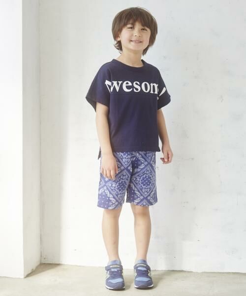 夏のコーディネートに映えるブルー