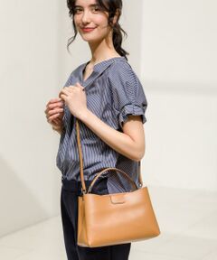 <b><font color="NAVY">★MARCO BIANCHINI ワンハンドル 2WAYバッグ★</font></b><br><br>MADE IN ITALYのバッグブランド『MARCO BIANCHINI(マルコビアンキーニ）』 。<br>1999年にMARCO BIANCHINI氏が妹のELISAと一緒に立ち上げた、フェミニンかつシンプルで使いやすいデザインが特徴のブランドです。<br><br>ON/OFFどちらも大活躍するワンハンドルバッグ。<br>長財布も入るサイズ感にこだわりました!<br>ワンハンドルのスッキリとしたデザインと、異素材使いがポイントです。<br><br>※画像の商品はサンプルです。<br><font color=red>実際の商品と仕様、加工、サイズが若干異なる場合がございます。</font> <br>※照明の関係により、実際よりもやや明るく見える場合がございます。またパソコンなどの環境により、若干製品と画像のカラーが異なる場合もございます。予めご了承くださいませ。<br><br><font color=purple>店舗へお問い合わせの際は、全国のgreen label relaxing 各店舗まで下記の品名/品番をお申し付け下さい。<br>品名：CS MARCO/B 1HDL 2WAY 品番：3532-343-1058</font>