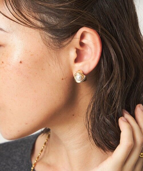 green label relaxing / グリーンレーベル リラクシング ピアス・イヤリング | Wrap フェイクパール イヤリング（GOLD）