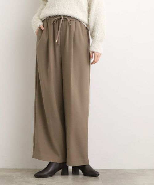 grove / グローブ パンツ | きれい見えとリラックス感を両立。秋の大人カジュアルに効くイージーパンツ(モカ(042))