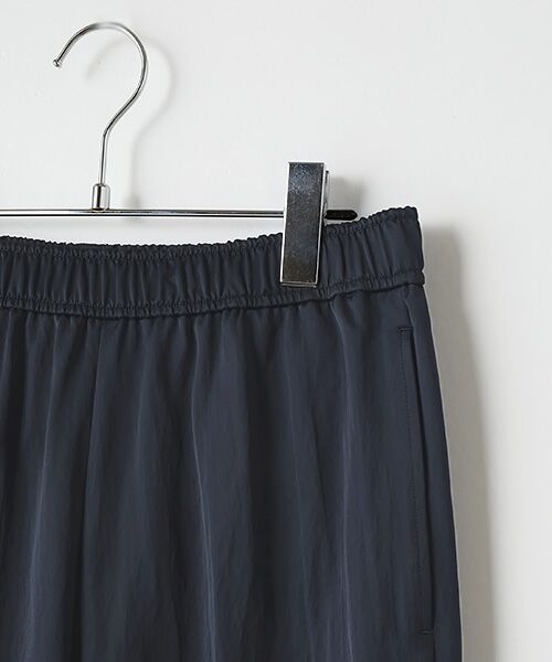 Harriss / ハリス その他パンツ | サテンテーパードパンツ | 詳細3