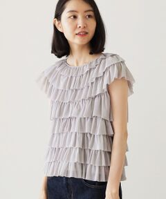 ファッションディレクター岡本敬子さんとHarrissのコラボレーションアイテム。チュールネットフリルを何枚も重ねた、適度なシアー感が大人っぽい、軽やかで華やかなティアードプルオーバー。使用している生地は高収縮のサモーラ糸を使用し、通常のチュールよりもストレッチ性に優れたニット。裏地キャミソール付き。シワになりにくく軽い素材感も魅力。