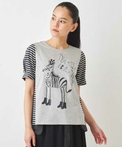 【自分自身の個性を活かしたおしゃれを楽しもう】メッセージ性のあるオリジナルプリントTシャツ<br><br>◆ デザイン･おすすめポイント ◆<br>シマウマが自分自身の模様を活かしてお洒落をしているPOPなイラストTシャツ。メッセージ部分には刺繍やスパンコールを合わせグレード感ある仕立てなのもポイントです。コンパクトな丈感とボーダー柄のジョイント切り替えで大人可愛い印象に。バックタックのふんわりシルエットで涼しげに着用頂けるおすすめのアイテムです。<br>model:H172 B81 W58 H86 着用サイズ:M<br><br>◆ 素材 ◆<br>コットン100%のシルケットバイオ加工素材を使用。美しい光沢とクリアな表面感で品のある滑らかさがポイントです。<br><br>-----------------------------------<br>透け感 : なし<br>伸縮性 : ややあり<br>光沢感 : ややあり<br>生地の厚さ : やや薄手<br>-----------------------------------